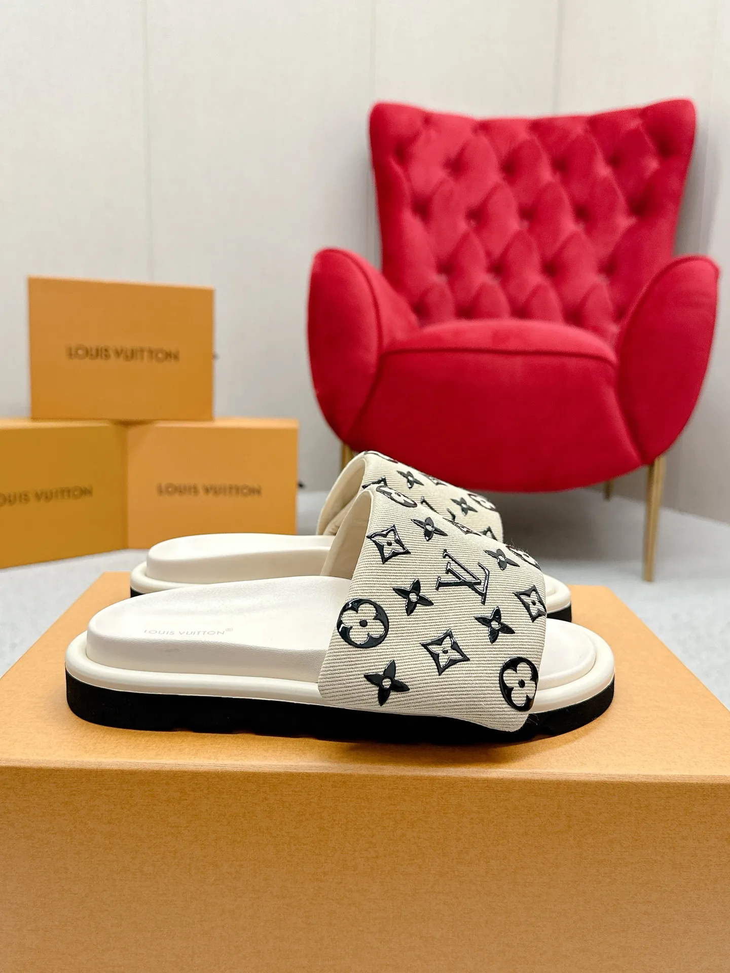 👟👟Ex-factory price 420👟👟 LV Louis Vuitton Full of high-end feel! A popular model among bloggers at home and abroad, it’s retro and fashionable and looks amazing on your feet! Mainly recommended model on the official website★ ━━━━━ ЅᏇєєt ━━━━━ ▪️Upper: original calfskin ➕5D printing process ▪️Inner: imported mixed sheepskin ▪️Outsole: original molded foam outsole ▪️Size: Female 35-40 Men's 39-44 (women's 41 men's 45)